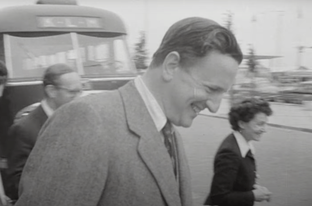 Benjamin Britten en Peter Pears arriveren op Schiphol, Holland Festival 1950