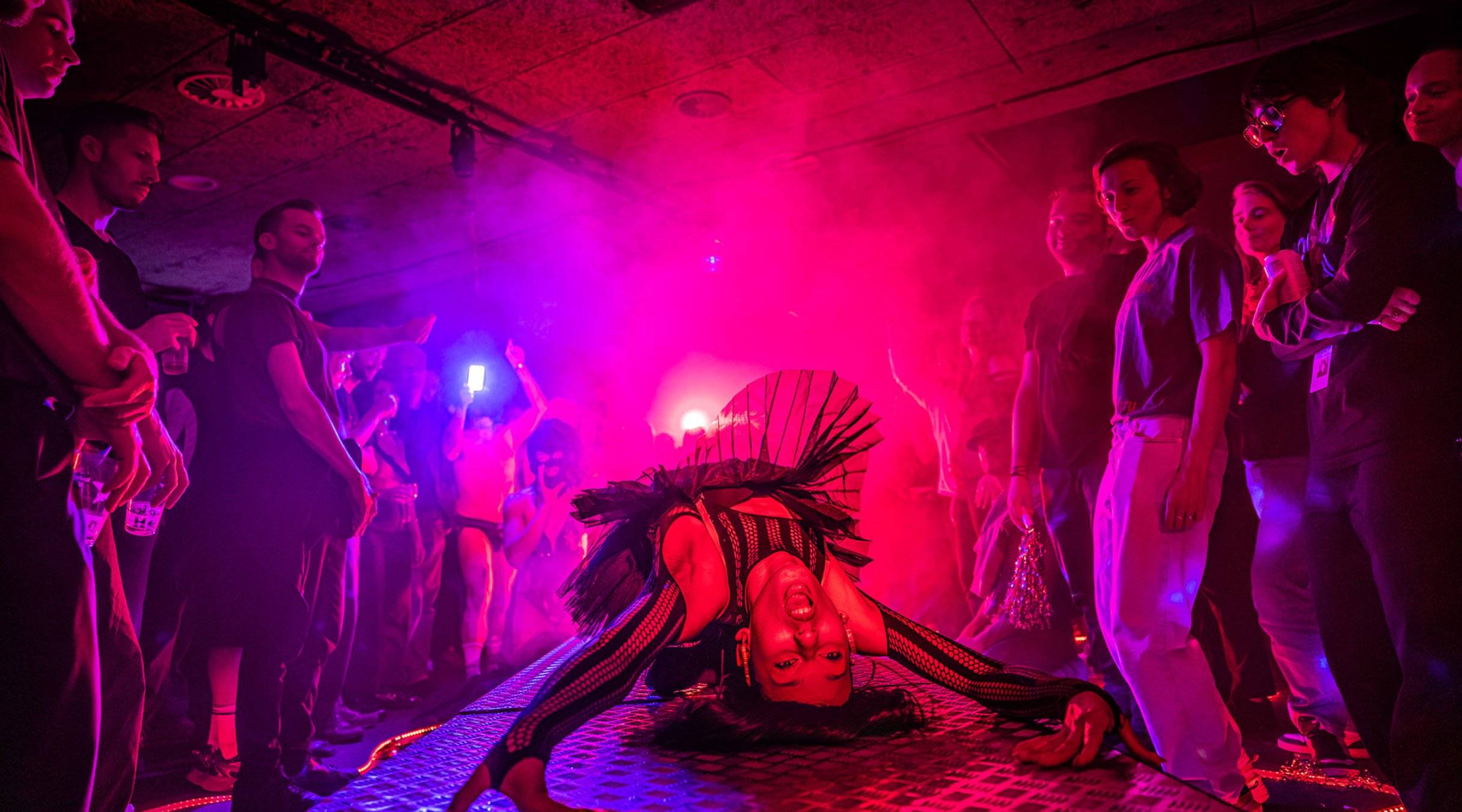 'Holobiont is een uitzinnige ode aan het nachtleven én aan de vrijheid' ★★★★