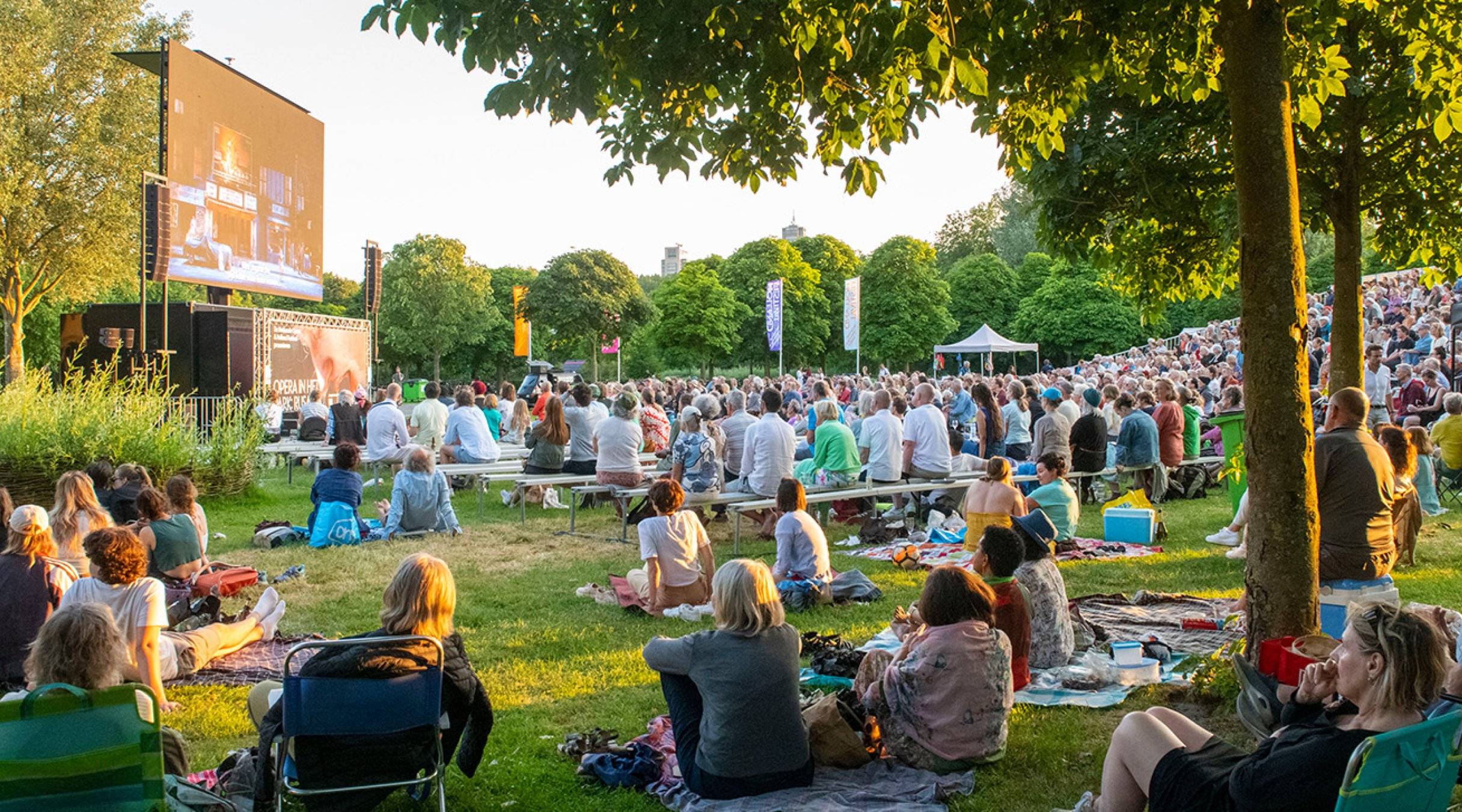 Bezoekers Opera in het park: hou rekening met slecht weer.